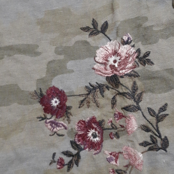 Camo with embroidered flowers t-shirt - Picture 4 of 4